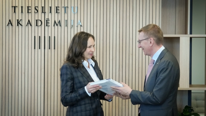 Tieslietu akadēmijas direktore Laila Jurcēna un Valsts prezidents Edgars Rinkēvičs