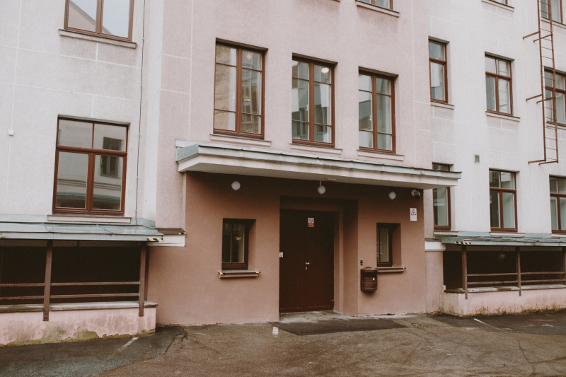 Ieeja ēkā no iekšpagalma — galvenās durvis